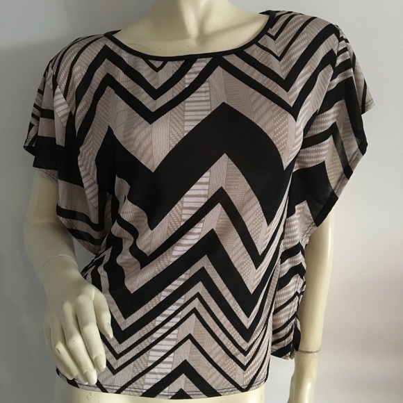 Pretty Good zig zag capsleeve Ruffle Top - Picture 1 of 8